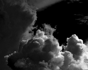 Nuvole bianche su cielo nero