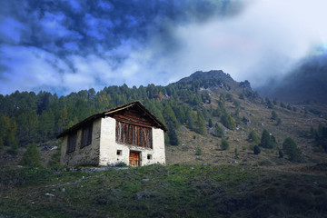 Fototapeta na wymiar old wooden house in the mountains