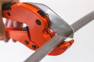 Manual Plastic Pipe Shears cut the plastic pipe.