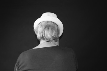 femme noir et blanc avec chapeau blanc © canecorso