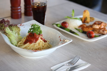 pasta with tomatoes and basil