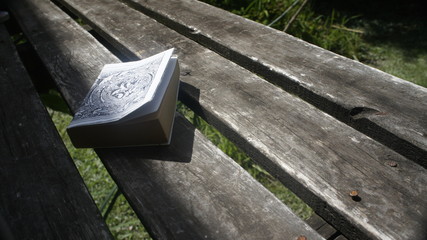 Libro sobre piso de madera