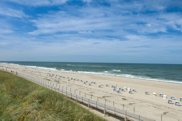 Panorama: Sommerliche Strandidylle auf der beliebten Nordseeinsel Sylt zwischen Westerland und Wenningstedt mit Standkörben und Besuchern -  Personen im Hintergrund auch vergrößert nicht erkennbar