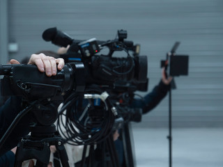 Fototapeta na wymiar Medios de comunicación en acción en una rueda de prensa