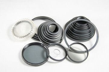 Exposición de filtros fotográficos de distintos efectos y anillas de adaptación de diámetro del objetivo.