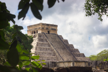  pyramid of chichen izta with cloudy sky