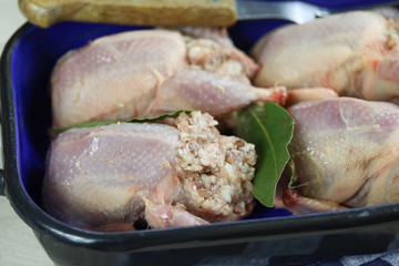 cailles crues et farcies dans un plat