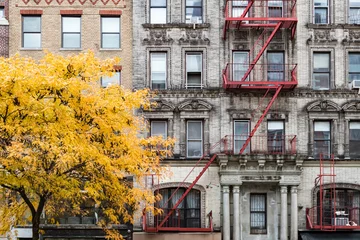  New York City herfst straatbeeld met gouden boom voor het oude gebouw in de East Village © deberarr