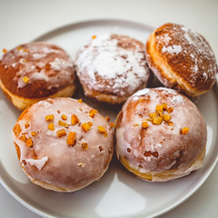 Pączki na talerzu