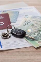 Sprzedaż samochodu. Kluczyki do samochodu leżą na stole razem z dokumentami i pieniędzmi PLN. - obrazy, fototapety, plakaty