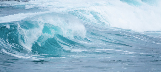 Fototapeta premium Wielkie fale miażdżące na wybrzeżu oceanu w dzień sztormowej pogody