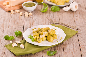 Potato gnocchi stuffed with pesto sauce.