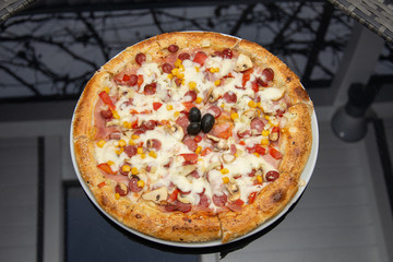 peasant pizza with cabanas, ham, sesame and olives