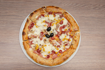 peasant pizza with cabanas, ham, sesame and olives