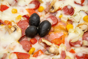 peasant pizza with cabanas, ham, sesame and olives