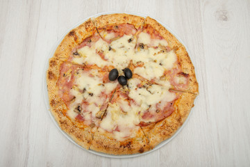 peasant pizza with cabanas, ham, sesame and olives