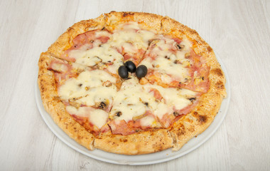 peasant pizza with cabanas, ham, sesame and olives