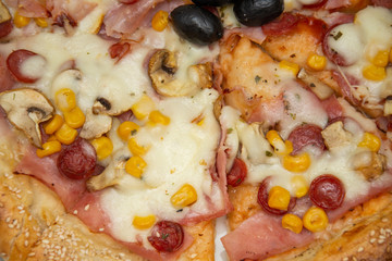 peasant pizza with cabanas, ham, sesame and olives