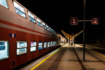 Bahnhof bei Nacht