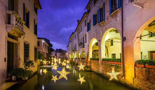 27 december 2019, Treviso (Italy): Star lights on the Buranelli Canal during Christmas time in Treviso