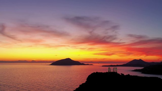 Panoramablick auf den Tempel des Poseidon am Kap Sounion, antike Touristenattraktion bei Athen, w&auml;hrend eines dramatischen Sonnenunterganges, Griechenland