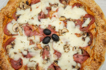 Pizza Prosciutto e Funghi