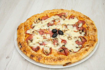 Pizza Prosciutto e Funghi