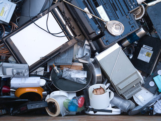 Conjunto de aparatos eléctricos reciclados en un contenedor
