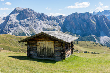 Fototapeta na wymiar Alpine hut in the dolomites