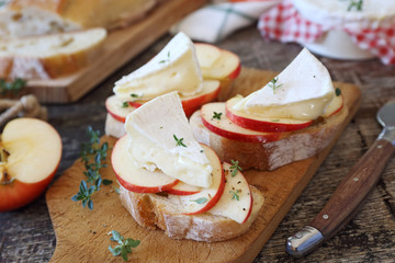 Appetizer. Apples and Camembert cheese bread toast. Healthy savory sandwich