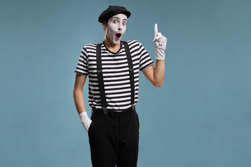 Mime gesturing with his finger getting an idea