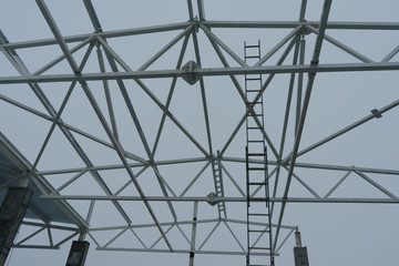 a grid of metal rods, the frame of the building