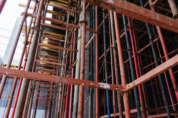 a grid of metal rods, the frame of the building