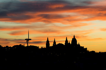 Fototapeta na wymiar Image of the sunset in the city of Barcelona with monjuic mountain silhouette