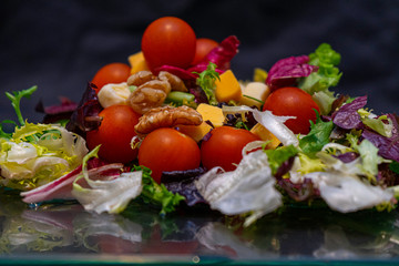 ensalada de tomate,queso y nueces