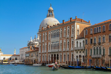 Naklejka premium VENICE, ITALY, - OCTOBER 01, 2011: Tourists walk on Piazza San Marco