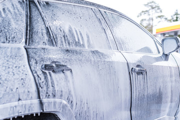 Obraz na płótnie Canvas Foam on the car at the car wash