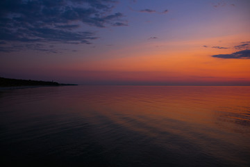 Zachód słońca nad jeziorami o morzem bałtyckim.