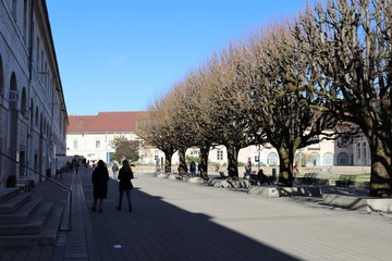 Obraz premium Esplanade des droits de l'homme à Besançon - Ville de Besançon - Département du Doubs - Région Bourgogne Franche Comté - France