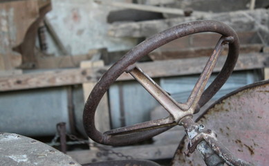 Oggetti vintage abbandonati - trattore