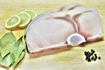 fetta di pesce spada pronta per essere cucinata