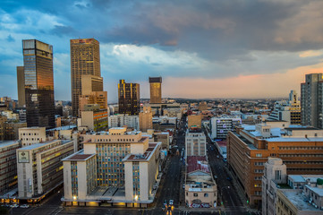 Obraz premium Panoramę miasta Johannesburga oraz jego wieżowce i budynki