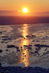 朝日と流氷 © makieni