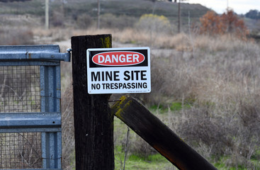 danger mine site no trespassing sign