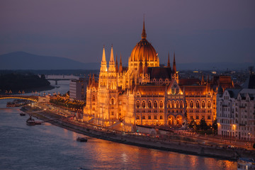 Fototapeta na wymiar Parlamento de Budapest y el río danubio al anochecer en una calurosa tarde-noche 