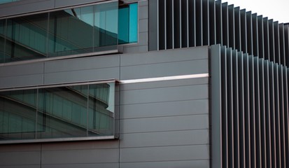 Ventanas y vidrio en un edificio de la ciudad