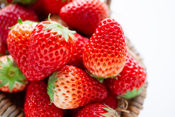 イチゴ　かごに入った新鮮な苺