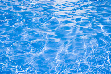 プールの波紋