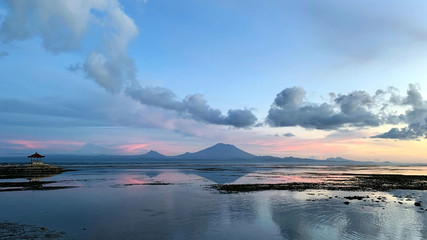 バリ島サヌールから見るアグン山と日の出朝焼け （Sunrise in Bali Sanur Gunung Agung）