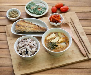 한국의 가정식 고등어 구이와 반찬 